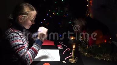孩子在圣诞前夜给圣诞老人写了一封信，信的背景是一棵装饰的节日圣诞树。
